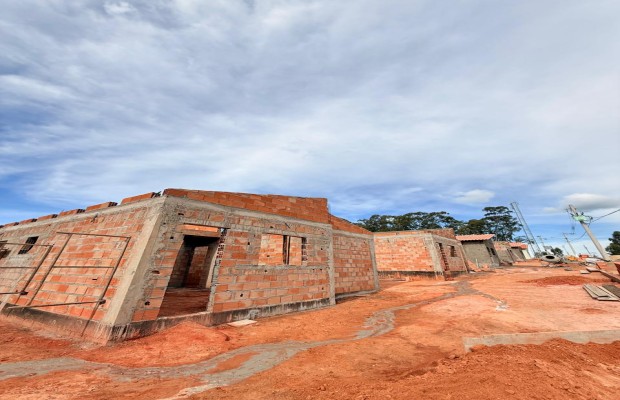 Obras das casas populares avançam e reforçam compromisso da Prefeitura em Cedro do Abaeté